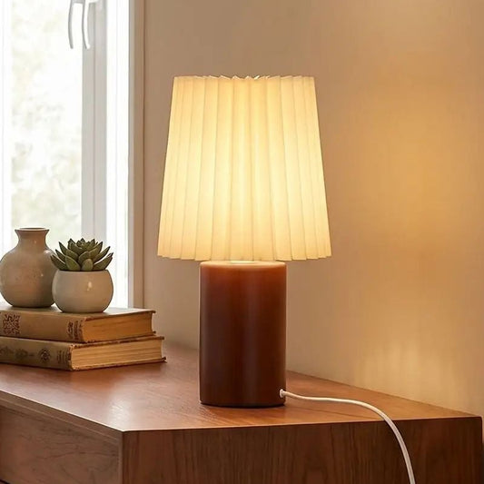lampe de table en bois sejour avec fenetre vue rapproche naturelle vintage