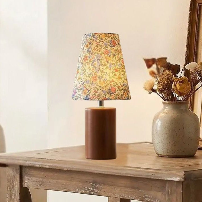 lampe de table en bois sejour avec fleur vue rapproche motifs fleuris colores