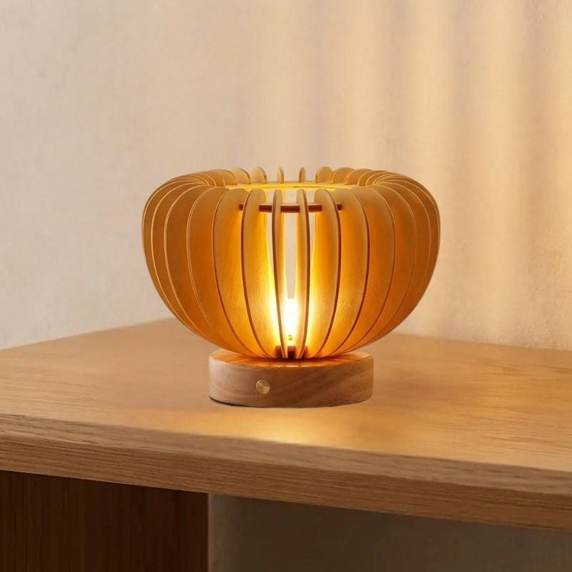 lampe de table en bois sejour avec fleur vue rapproche retro japonais