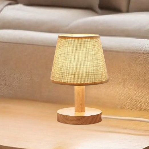 lampe de table en bois sejour avec plante vue rapproche petite organique scandinave