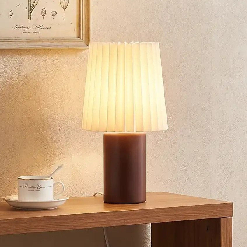 lampe de table en bois sejour avec tableau vue rapproche naturelle vintage