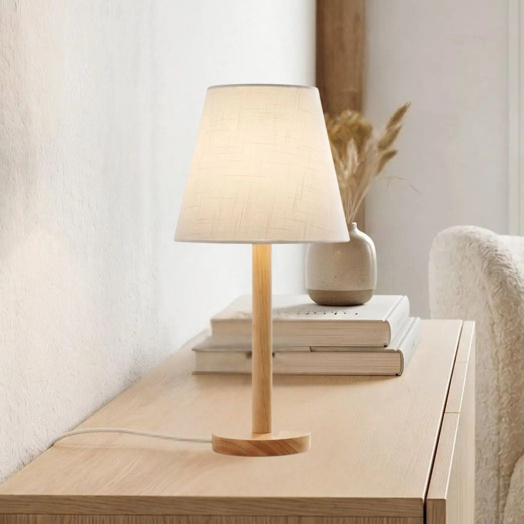 lampe de table en bois sejour scandinave vue rapproche elegance naturelle