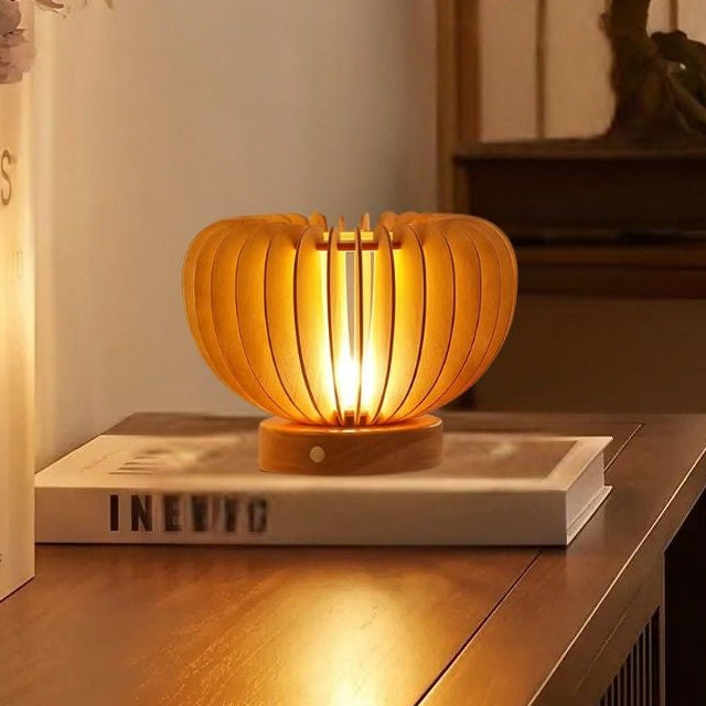 lampe de table en bois sejour soiree vue rapproche retro japonais