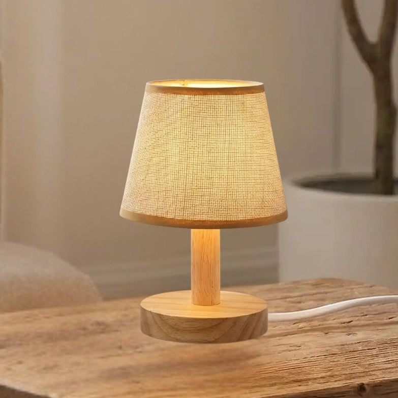 lampe de table en bois sejour vue rapproche petite organique scandinave