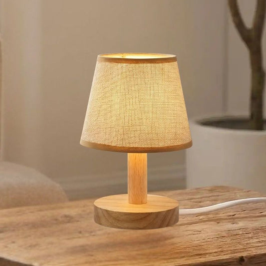 lampe de table en bois sejour vue rapproche petite organique scandinave