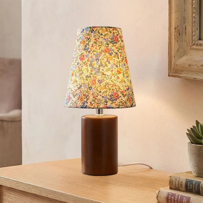 lampe de table en bois table sejour vue rapproche motifs fleuris colores