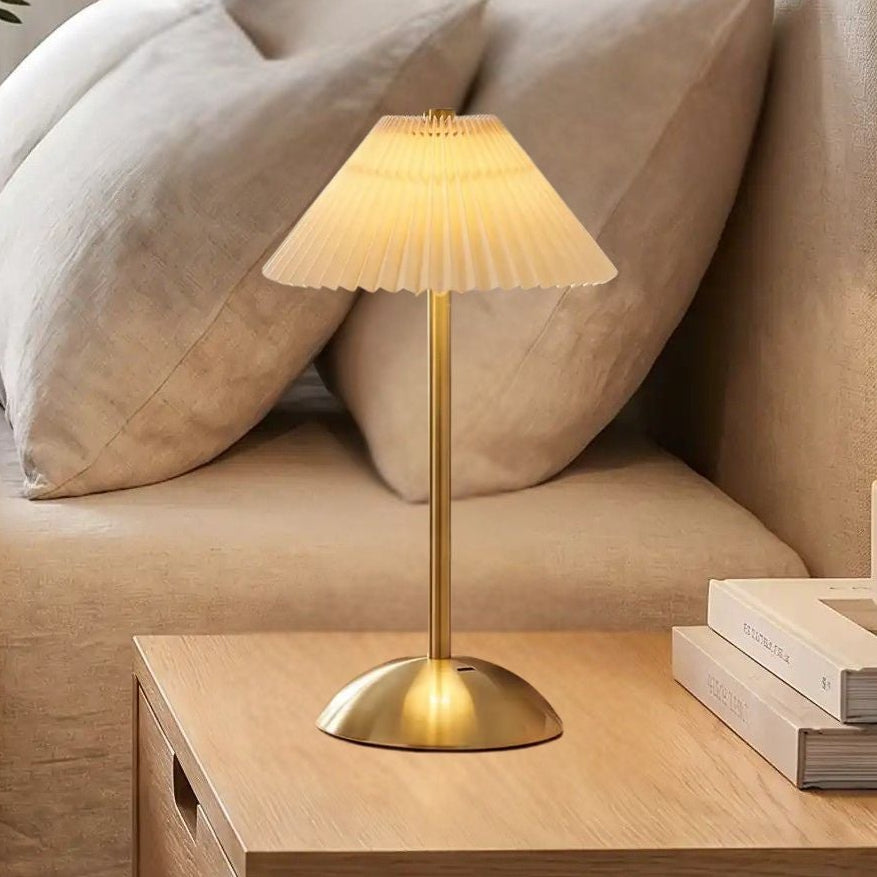 lampe de table rechargeable beige vu rapproche doree coloree