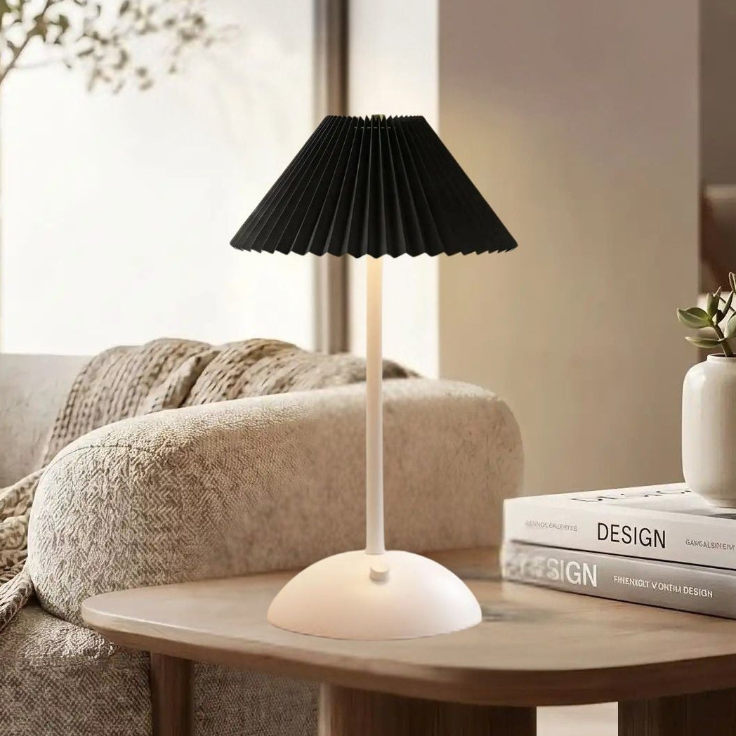 lampe de table rechargeable blanc abat-jour noir vu rapproche blanche coloree