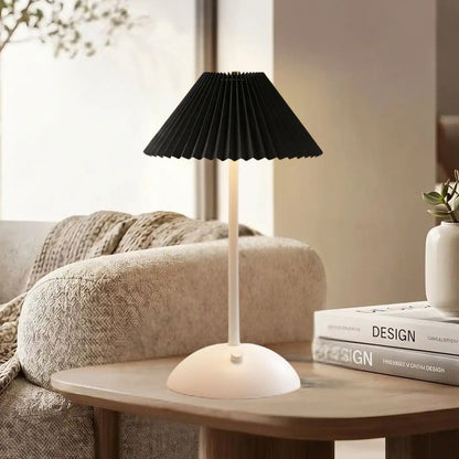 lampe de table rechargeable blanc abat-jour noir vu rapproche blanche coloree