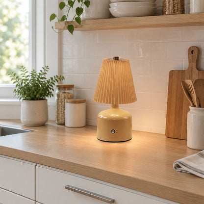 lampe de table sans fil ocre beige comptoir petite stylee