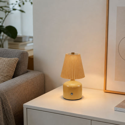 lampe de table sans fil ocre beige table sejour petite stylee