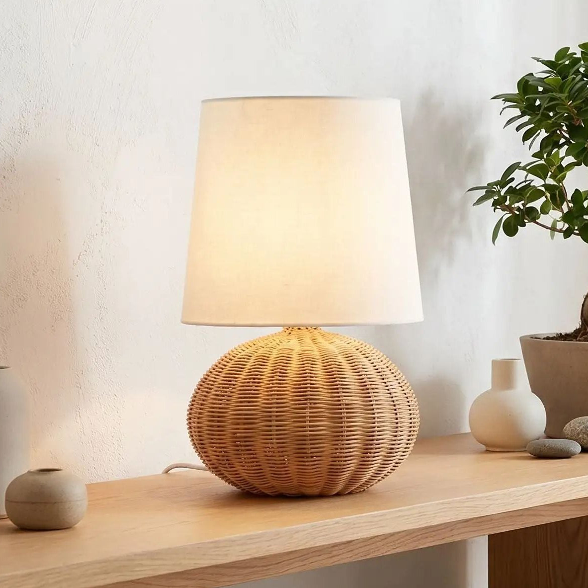lampe de table sejour avec bonsai vu rapproche zen rotin