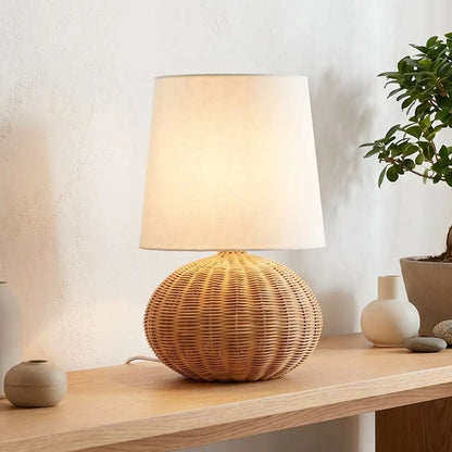 lampe de table sejour avec bonsai vu rapproche zen rotin