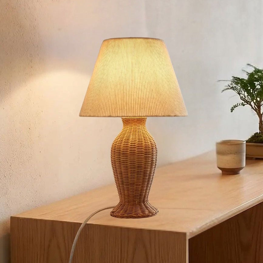 lampe de table sejour avec canape vu rapproche rotin artisanale