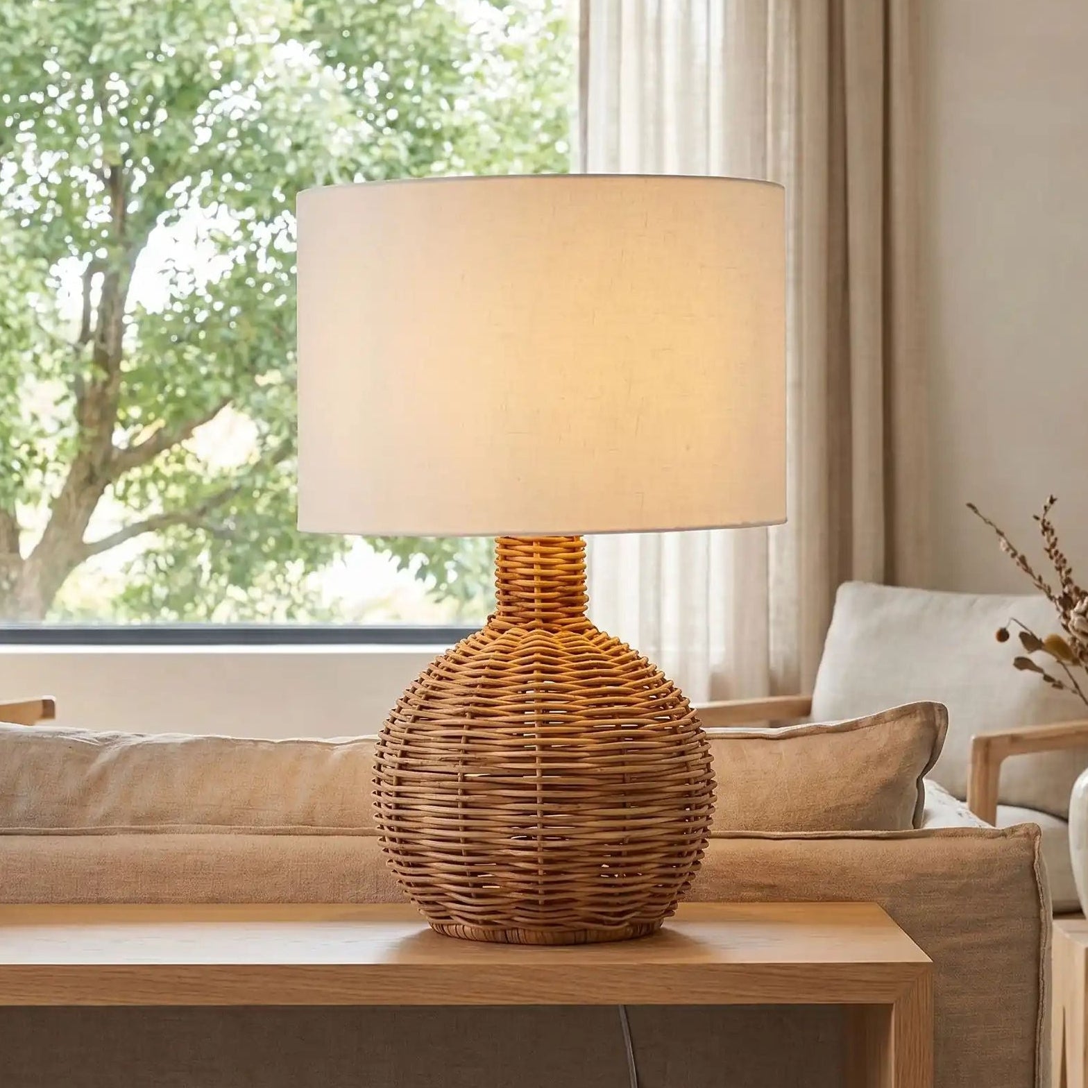 lampe de table sejour avec fenetre vu rapproche ronde artisanale