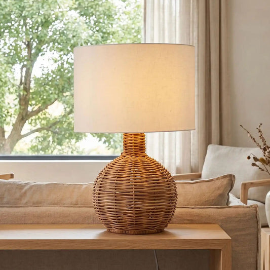 lampe de table sejour avec fenetre vu rapproche ronde artisanale