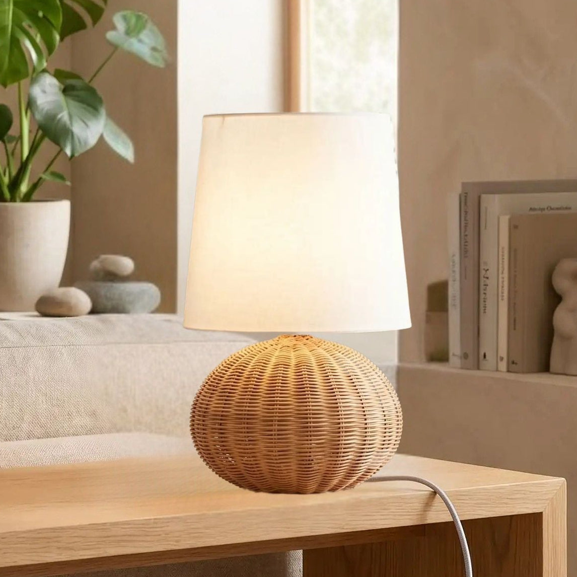 lampe de table sejour avec fenetre vu rapproche zen rotin
