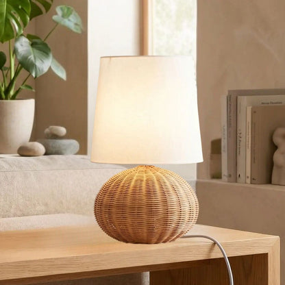 lampe de table sejour avec fenetre vu rapproche zen rotin