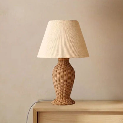 lampe de table sejour avec fleur vu rapproche rotin artisanale