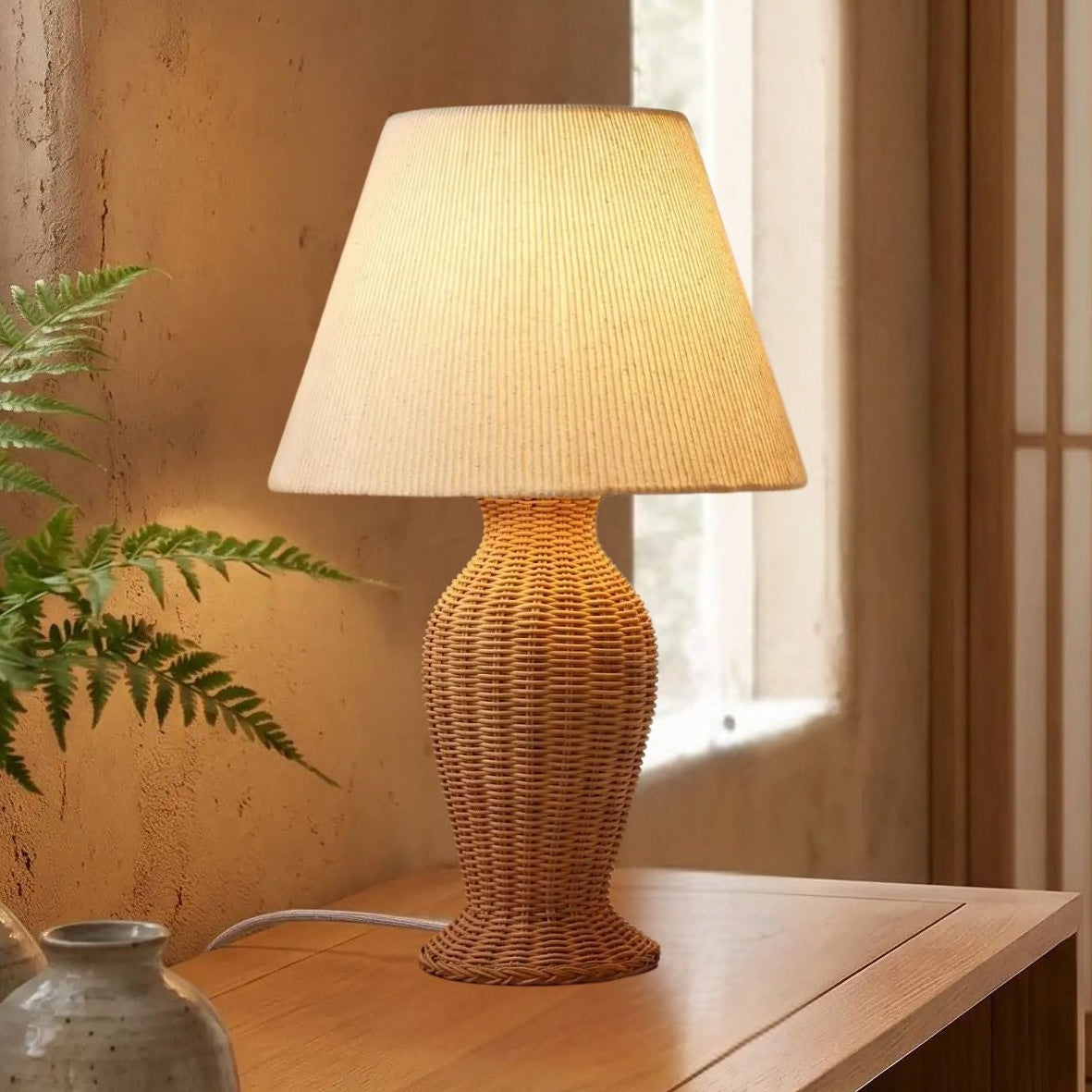 lampe de table sejour avec vase vu rapproche rotin artisanale
