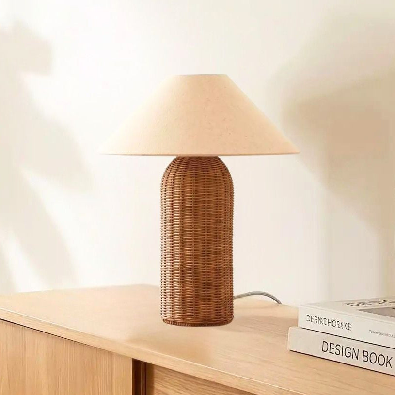 lampe de table sejour avec vase vu rapproche rotin tresse main