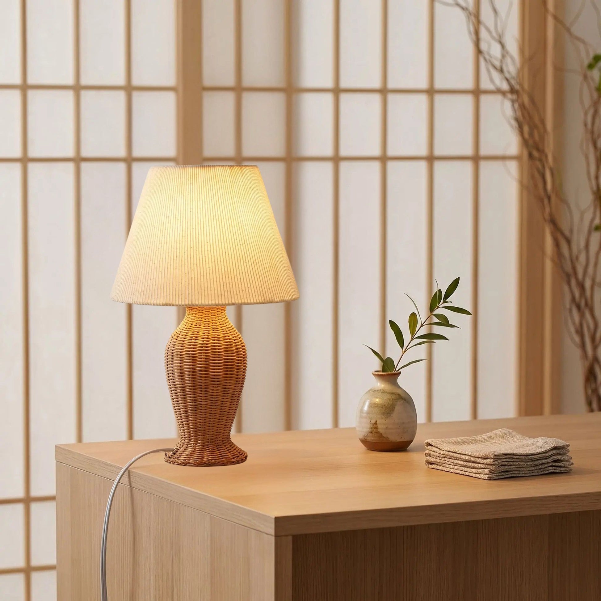 lampe de table sur table sejour rotin artisanale