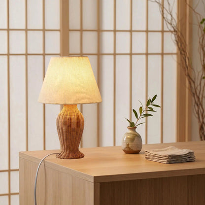 lampe de table sur table sejour rotin artisanale