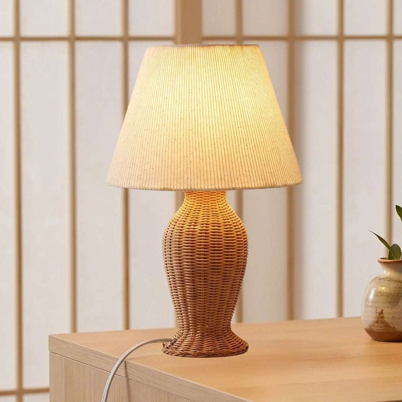 lampe de table sur table sejour vu rapproche rotin artisanale