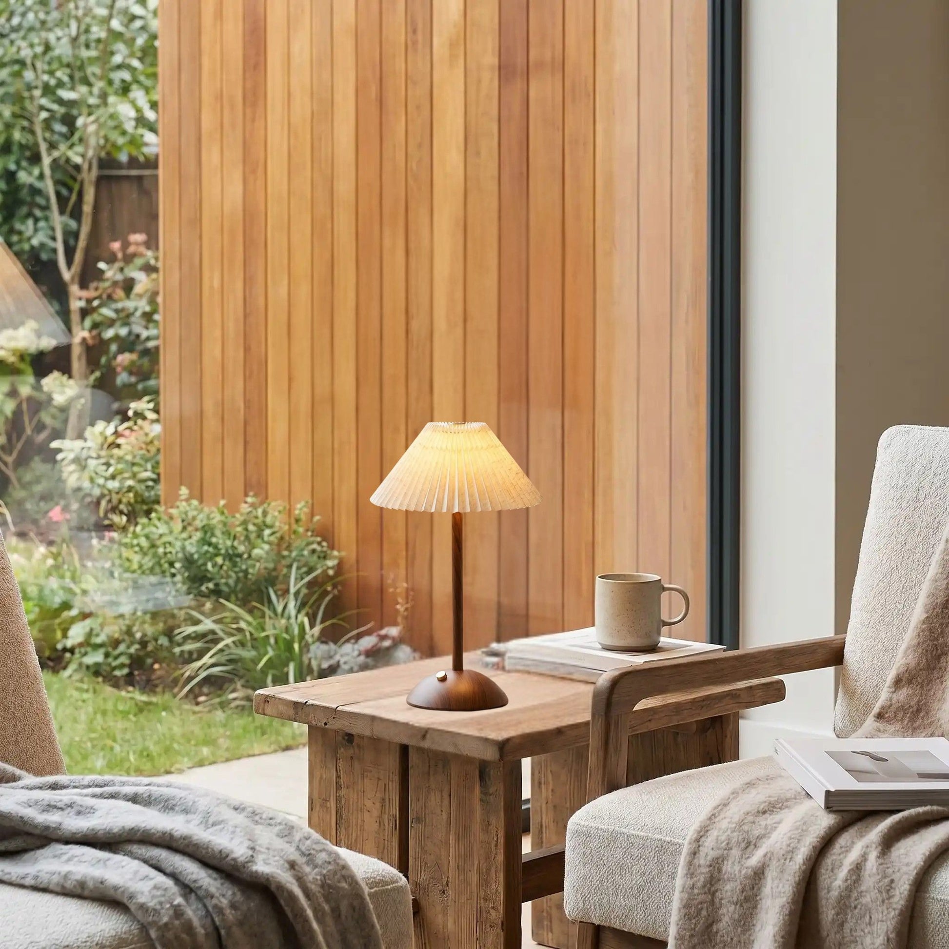 lampe led sans fil marron fonce sejour fenetre bois hevea