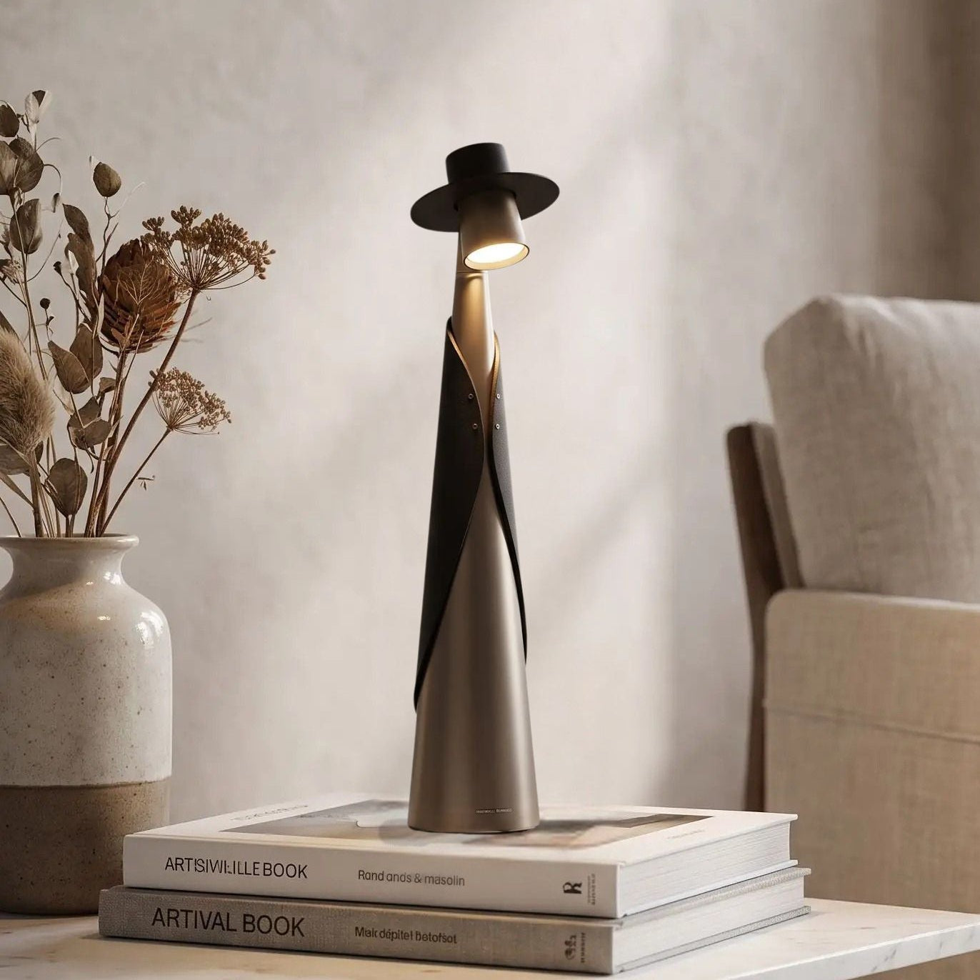 lampe rechargeables sans fil couleur gris table sejour avec livre vu rapproche figurine minimaliste