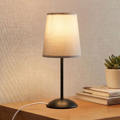 lampe table abat-jour gris bande fonce chevet avec livre vu rapproche intensite variable usb
