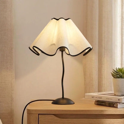 lampe table chevet vue rapproche petales ondules