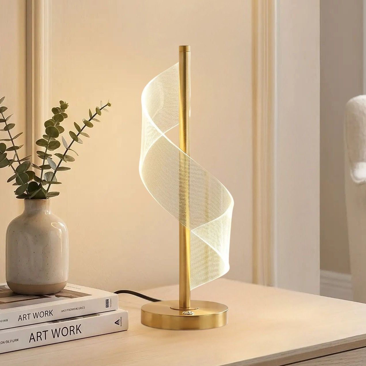 lampe table grande sejour avec plante vu rapproche spirale doree tactile