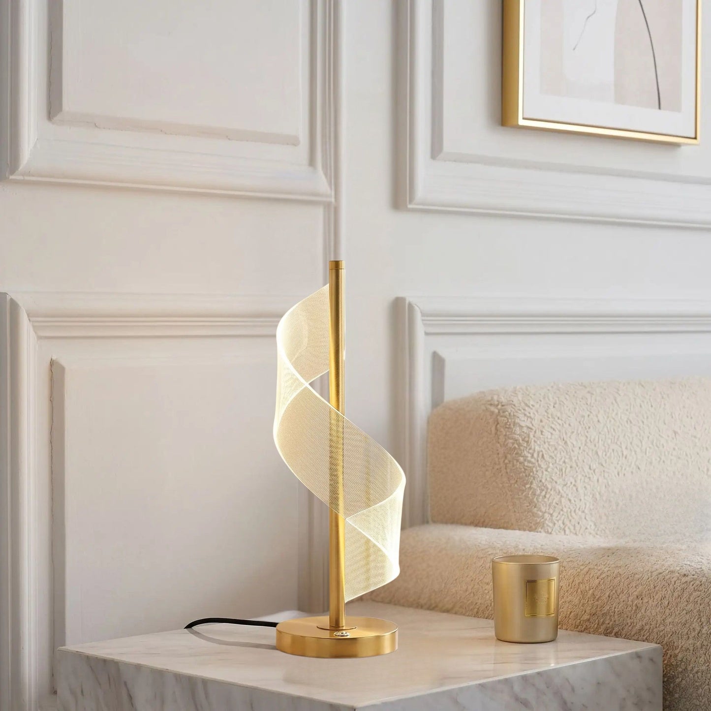 lampe table grande sur table sejour spirale doree tactile
