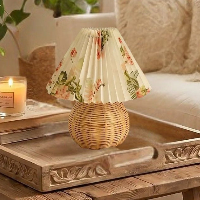 lampe table sejour avec canape vu rapproche rotin fleuri
