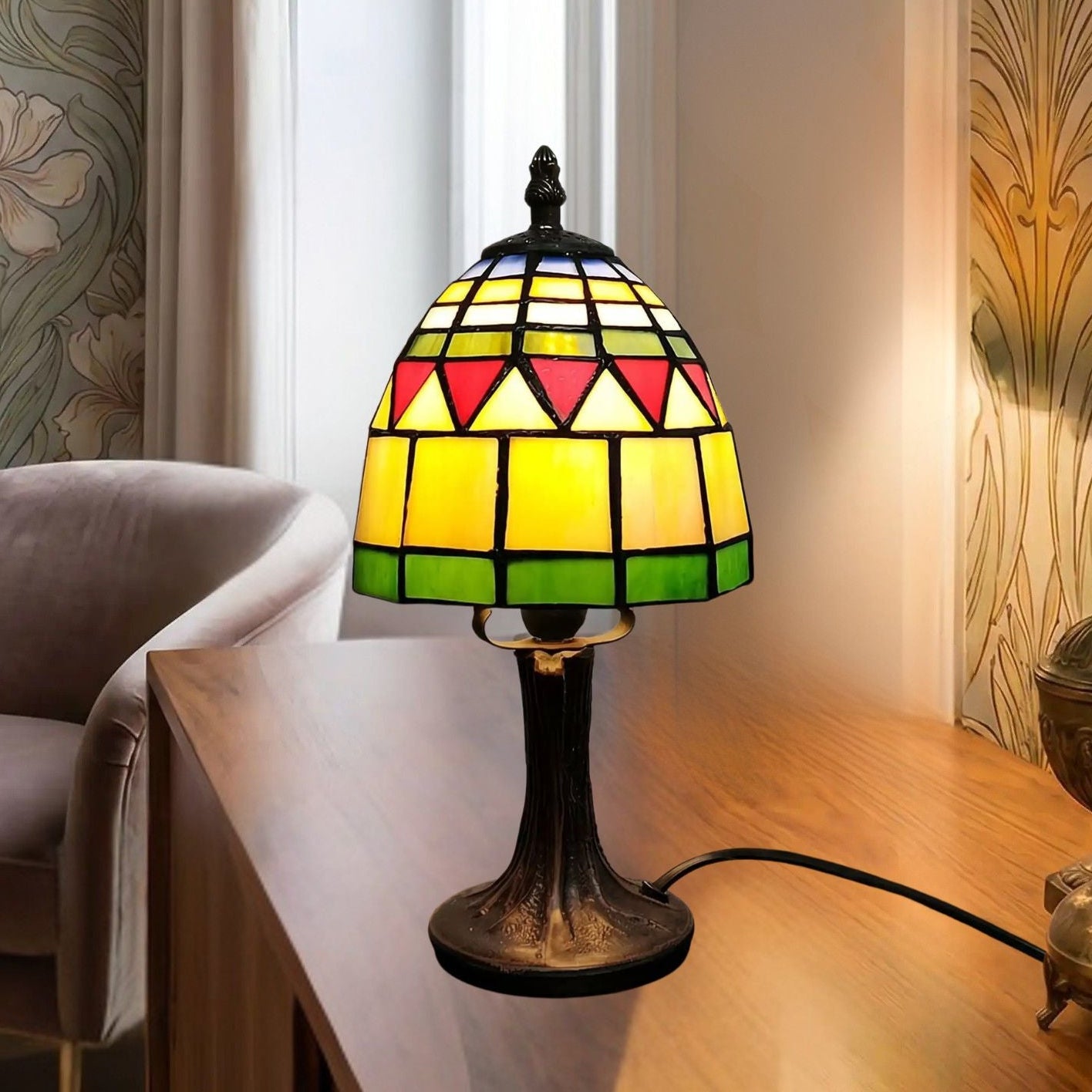 lampe table sejour avec fauteuil vue rapproche art nouveau tiffany