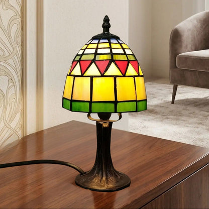 lampe table sejour avec fenetre vue rapproche art nouveau tiffany