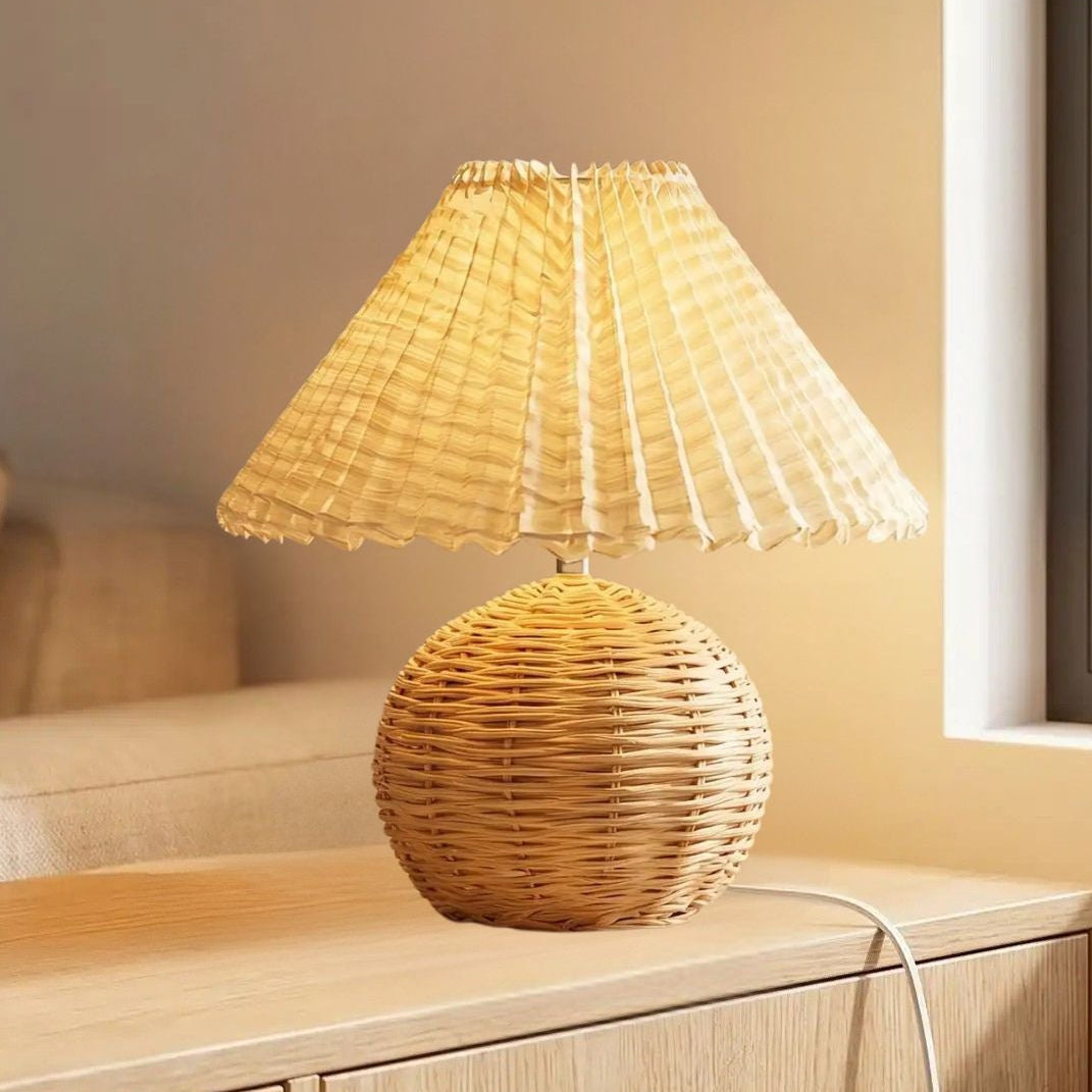 lampe table sejour avec fenetre vue rapproche rotin et bambou tresse