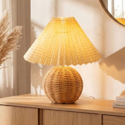 lampe table sejour avec miroir vue rapproche rotin et bambou tresse