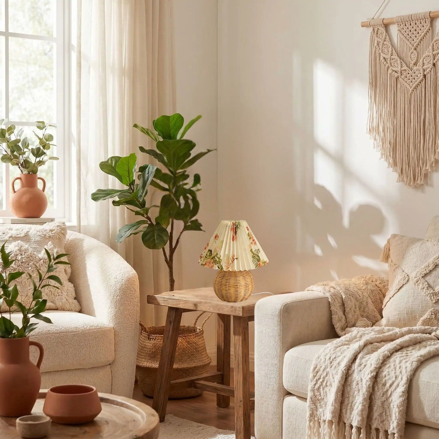 lampe table sejour avec plante rotin fleuri