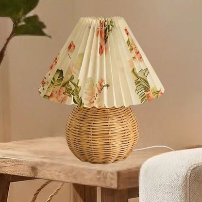 lampe table sejour avec plante vu rapproche rotin fleuri