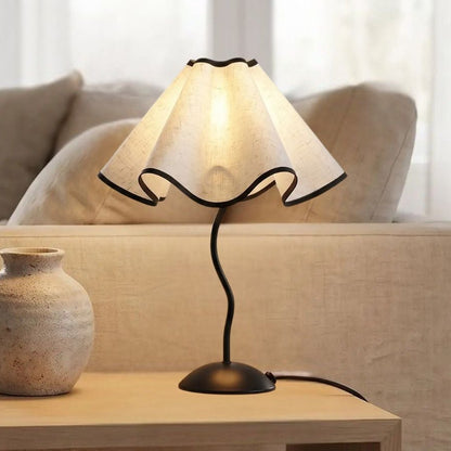 lampe table sejour canape vue rapproche petales ondules