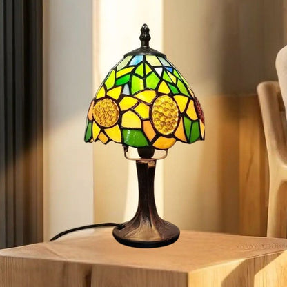 lampe table sejour fauteuil vue rapproche tiffany tournesol