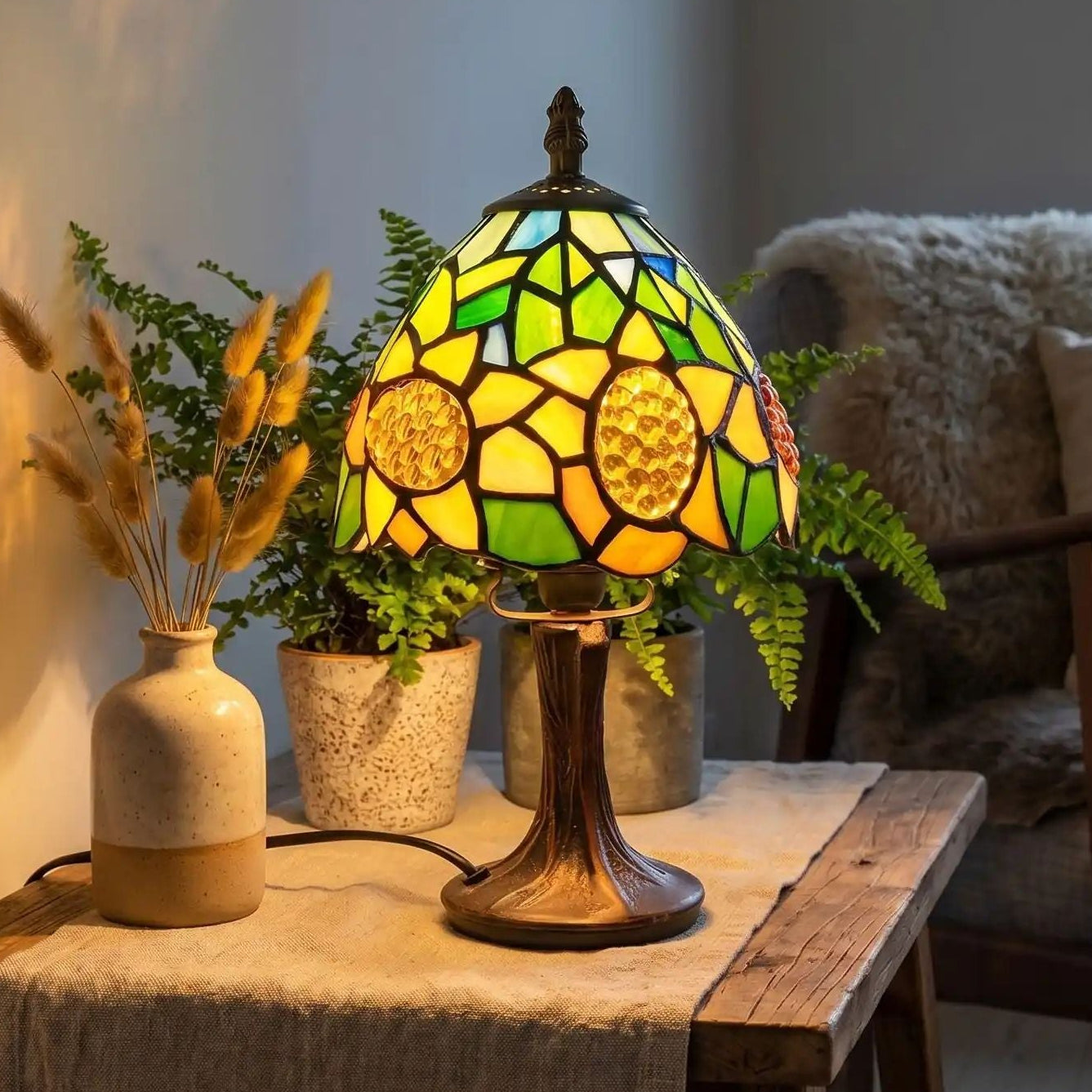 lampe table sejour soiree vue rapproche tiffany tournesol