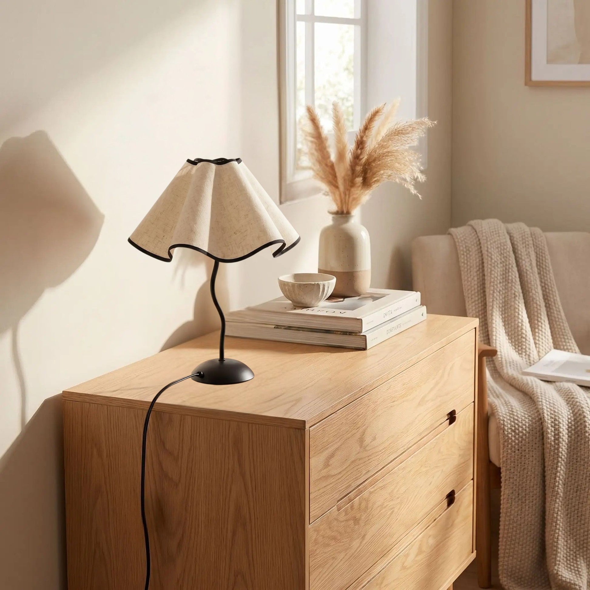 lampe table sur bureau chambre petales ondules