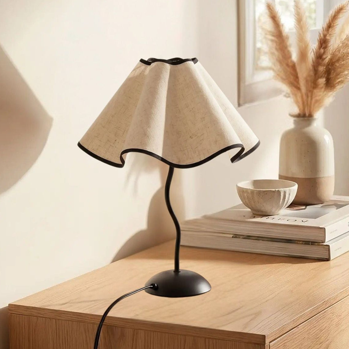 lampe table sur bureau chambre vue rapproche petales ondules