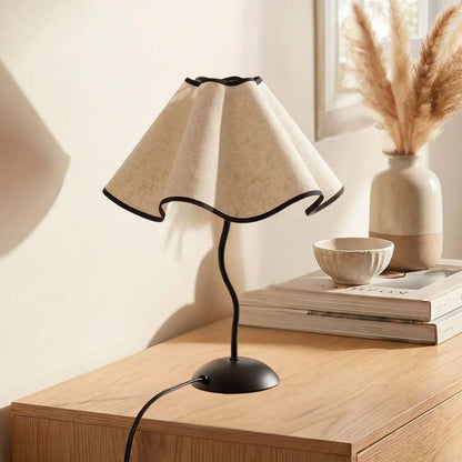 lampe table sur bureau chambre vue rapproche petales ondules