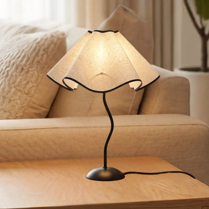 lampe table sur table sejour vue rapproche petales ondules