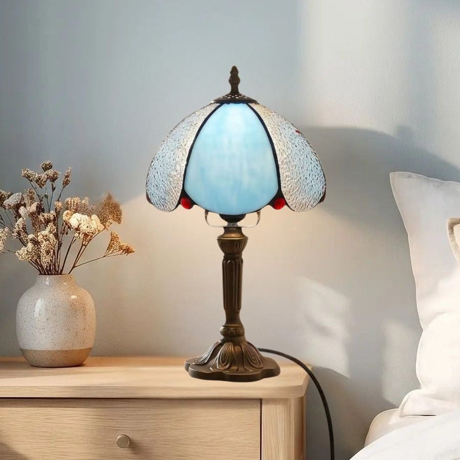 lampes à poser chevet et lit vu rapproche style tiffany vitrail givre bleu et blanc