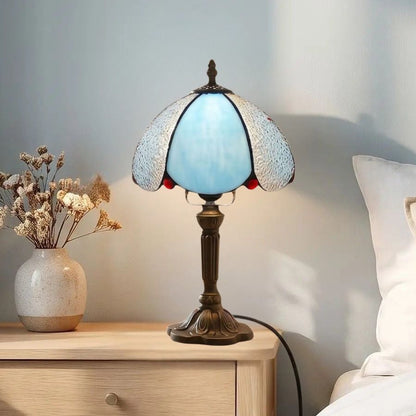 lampes à poser chevet et lit vu rapproche style tiffany vitrail givre bleu et blanc